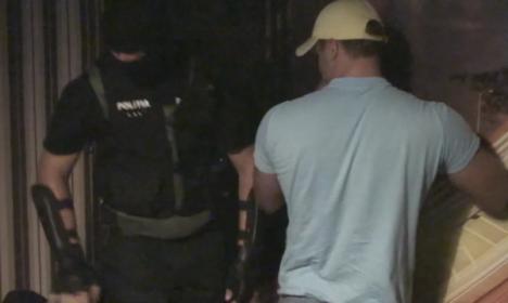 Un cazinou ilegal, vechi de două luni, a fost desfiinţat de poliţişti (FOTO/VIDEO)